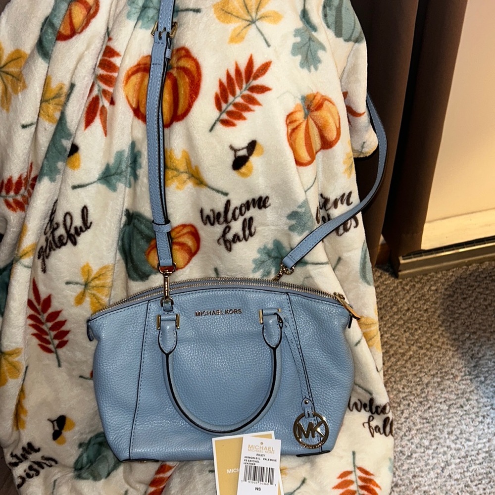 Excellent used Michael Kors Riley Satchel/ Crossbody